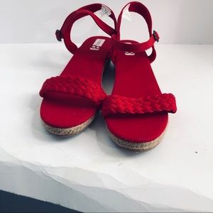 CRAZY 8 RED and BEIGE SANDER SIZE 5  TOE STRAP